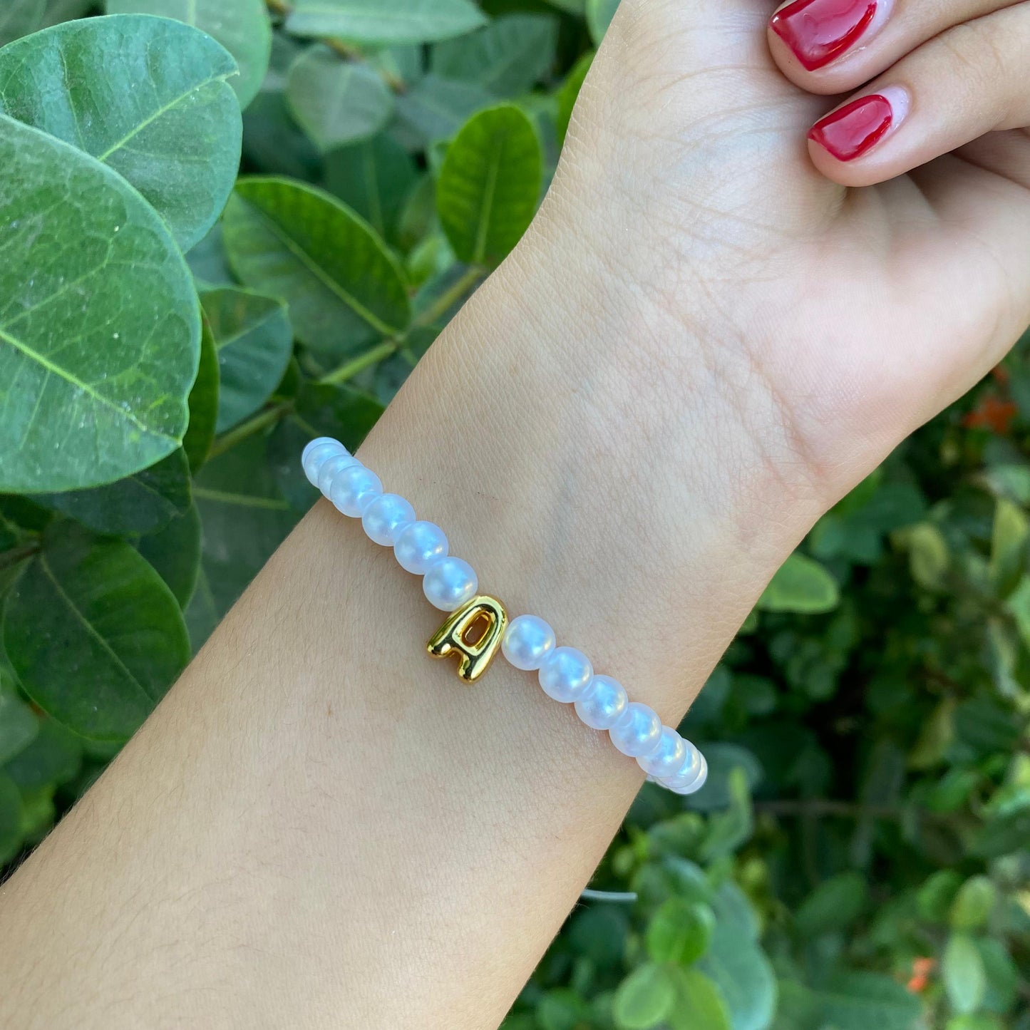 Pulsera Perla con Inicial Dorada